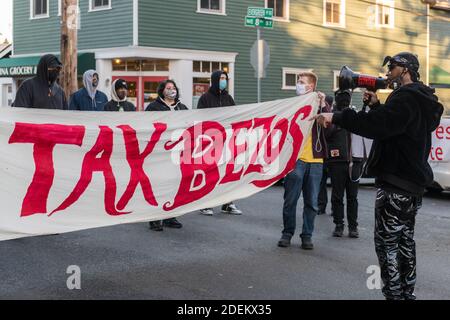 Bellevue, Stati Uniti. 30 novembre 2020. A metà giornata Chris SMALLS parla al Cyber Monday March in Peak Season protesta. Organizzato dal Congresso dei lavoratori essenziali, i manifestanti stanno marciando sulla residenza Jeff Bezos nel quartiere benestante di Medina a Bellevue. Il fondatore di TCOEW Chris SMALLS che guida il gruppo è un ex lavoratore Amazon attivato attivista, sta lottando per migliorare le condizioni di lavoro presso i magazzini Amazon in tutto il mondo. Credit: James Anderson/Alamy Live News Foto Stock