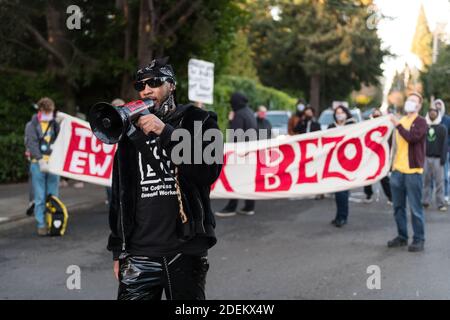 Bellevue, Stati Uniti. 30 novembre 2020. A metà giornata Chris SMALLS parla al Cyber Monday March in Peak Season protesta. Organizzato dal Congresso dei lavoratori essenziali, i manifestanti stanno marciando sulla residenza Jeff Bezos nel quartiere benestante di Medina a Bellevue. Il fondatore di TCOEW Chris SMALLS che guida il gruppo è un ex lavoratore Amazon attivato attivista, sta lottando per migliorare le condizioni di lavoro presso i magazzini Amazon in tutto il mondo. Credit: James Anderson/Alamy Live News Foto Stock