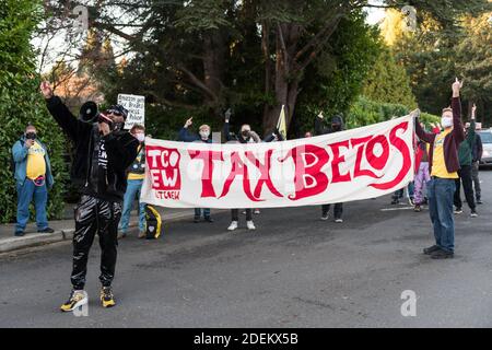 Bellevue, Stati Uniti. 30 novembre 2020. I manifestanti di metà giornata al Cyber Monday marzo sulla protesta di Peak Season. Organizzato dal Congresso dei lavoratori essenziali, i manifestanti stanno marciando sulla residenza Jeff Bezos nel quartiere benestante di Medina a Bellevue. Il fondatore di TCOEW Chris SMALLS che guida il gruppo è un ex lavoratore Amazon attivato attivista, sta lottando per migliorare le condizioni di lavoro presso i magazzini Amazon in tutto il mondo. Credit: James Anderson/Alamy Live News Foto Stock