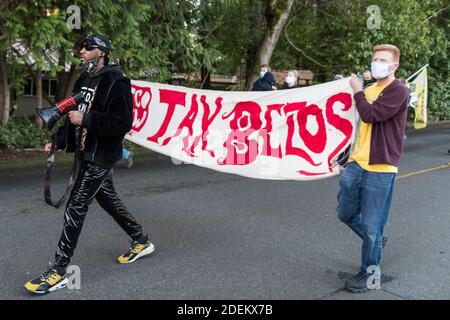 Bellevue, Stati Uniti. 30 novembre 2020. A metà giornata Chris SMALLS guida il Cyber Lunedi marzo in Peak Season protesta. Organizzato dal Congresso dei lavoratori essenziali, i manifestanti stanno marciando sulla residenza Jeff Bezos nel quartiere benestante di Medina a Bellevue. Il fondatore di TCOEW Chris SMALLS che guida il gruppo è un ex lavoratore Amazon attivato attivista, sta lottando per migliorare le condizioni di lavoro presso i magazzini Amazon in tutto il mondo. Credit: James Anderson/Alamy Live News Foto Stock