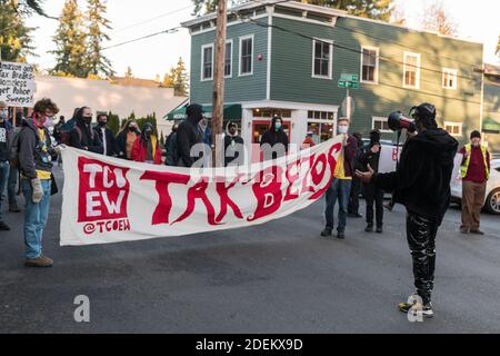 Bellevue, Stati Uniti. 30 novembre 2020. A metà giornata Chris SMALLS parla al Cyber Monday March in Peak Season protesta. Organizzato dal Congresso dei lavoratori essenziali, i manifestanti stanno marciando sulla residenza Jeff Bezos nel quartiere benestante di Medina a Bellevue. Il fondatore di TCOEW Chris SMALLS che guida il gruppo è un ex lavoratore Amazon attivato attivista, sta lottando per migliorare le condizioni di lavoro presso i magazzini Amazon in tutto il mondo. Credit: James Anderson/Alamy Live News Foto Stock