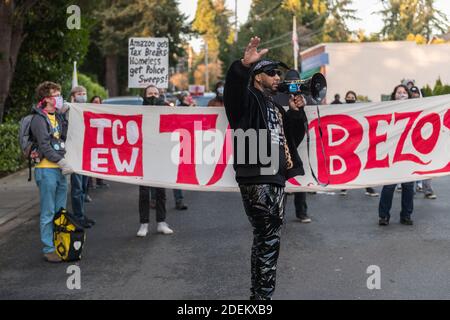 Bellevue, Stati Uniti. 30 novembre 2020. A metà giornata Chris SMALLS parla al Cyber Monday March in Peak Season protesta. Organizzato dal Congresso dei lavoratori essenziali, i manifestanti stanno marciando sulla residenza Jeff Bezos nel quartiere benestante di Medina a Bellevue. Il fondatore di TCOEW Chris SMALLS che guida il gruppo è un ex lavoratore Amazon attivato attivista, sta lottando per migliorare le condizioni di lavoro presso i magazzini Amazon in tutto il mondo. Credit: James Anderson/Alamy Live News Foto Stock