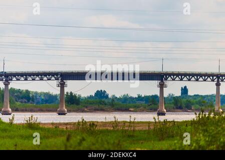Cemento automobilistico e ponte di metallo su un fiume. Foto Stock