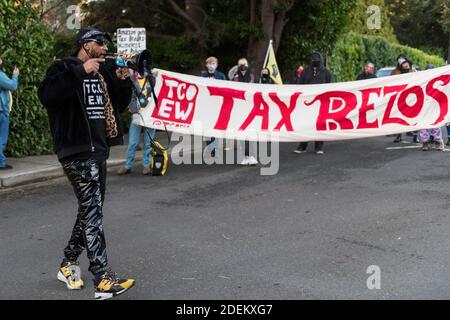 Bellevue, Stati Uniti. 30 novembre 2020. A metà giornata Chris SMALLS parla al Cyber Monday March in Peak Season protesta. Organizzato dal Congresso dei lavoratori essenziali, i manifestanti stanno marciando sulla residenza Jeff Bezos nel quartiere benestante di Medina a Bellevue. Il fondatore di TCOEW Chris SMALLS che guida il gruppo è un ex lavoratore Amazon attivato attivista, sta lottando per migliorare le condizioni di lavoro presso i magazzini Amazon in tutto il mondo. Credit: James Anderson/Alamy Live News Foto Stock