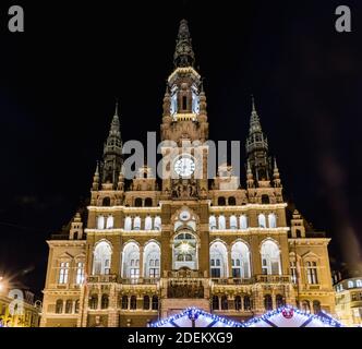 LIBEREC, REPUBBLICA CECA - 30 NOVEMBRE 2020. Mercatini di Natale a Liberec, municipio illuminato di Natale a Liberec. Repubblica Ceca Foto Stock