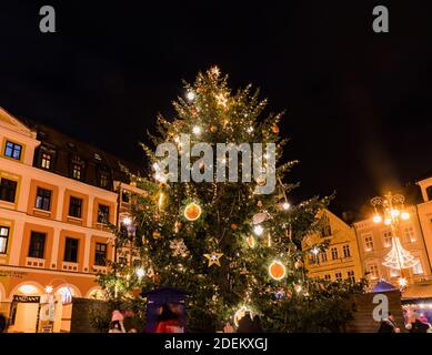 LIBEREC, REPUBBLICA CECA - 30 NOVEMBRE 2020. Mercatini di Natale a Liberec, albero di Natale illuminato nel 2020. Repubblica Ceca Foto Stock