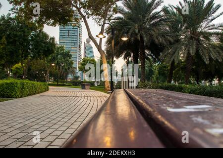 Vista parziale di un edificio sulla Sheikh Zayed Road, strada principale degli Emirati Arabi Uniti. Scatto realizzato dal parco Zabeel, uno dei parchi più popolari di Dubai. All'aperto Foto Stock