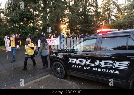 Bellevue, Stati Uniti. 30 novembre 2020. I manifestanti di metà giornata al Cyber Monday marzo sulla protesta di Peak Season. Organizzato dal Congresso dei lavoratori essenziali, i manifestanti stanno marciando sulla residenza Jeff Bezos nel quartiere benestante di Medina a Bellevue. Il fondatore e di TCOEW Chris SMALLS è un ex lavoratore Amazon attivato attivista, sta lottando per migliorare le condizioni di lavoro presso i magazzini Amazon in tutto il mondo. Credit: James Anderson/Alamy Live News Foto Stock