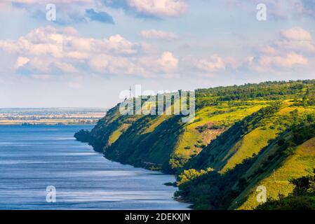 Vista panoramica del fiume Don e colline, pendii, steppa costa, burrone, burrone su una riva. Foto Stock