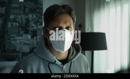 Un uomo che indossa una maschera in reclusione Foto Stock