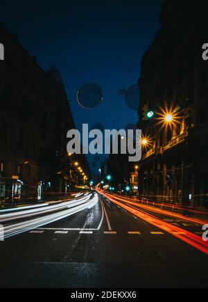 Luci auto sulle strade di Barcellona Foto Stock