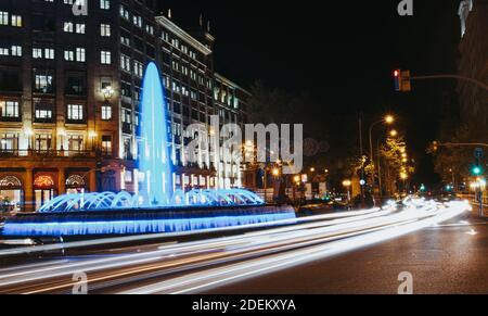 Luci auto sulle strade di Barcellona Foto Stock