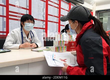 Pechino, Cina. 1 dicembre 2020. Un visitatore apprende i know-how per la prevenzione dell'AIDS durante una campagna di sensibilizzazione sull'AIDS tenutasi in occasione della Giornata Mondiale dell'AIDS presso l'Ospedale Haidian di Pechino, capitale della Cina, il 1° dicembre 2020. Credit: Ren Chao/Xinhua/Alamy Live News Foto Stock