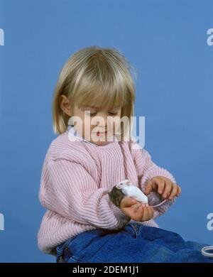 Ragazza con House mouse e White mouse, mus musculus Foto Stock