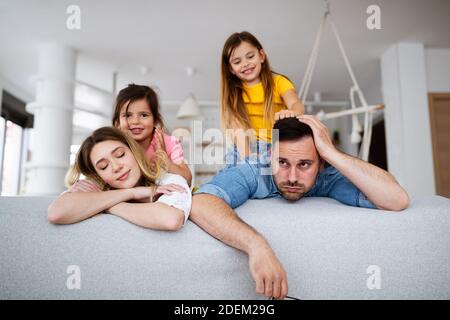 Madre stanca e padre, la coppia si sente seccata di bambini rumorosi Foto Stock