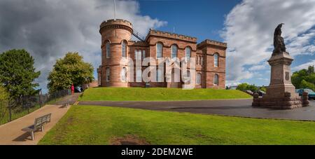 Castello di Inverness su una collina verde Foto Stock