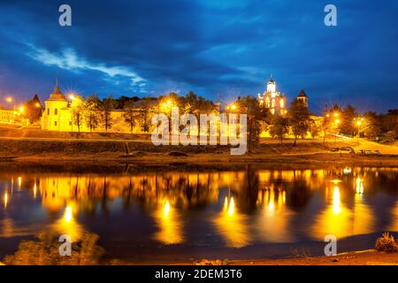 Yaroslavl di notte, una vista del monastero illuminato di Trasfigurazione, riflessa nel fiume. Yaroslavl, Russia Foto Stock