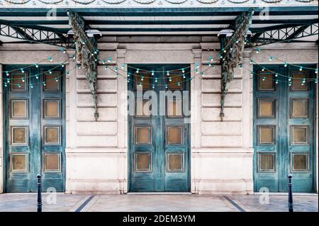 La facciata del Teatro dell'Opera nella città di Nizza, Provenza, Francia meridionale. Chiuso in inverno. Architettura francese tradizionale. Foto Stock