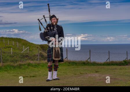 Bagpiper sull'isola di Skye in Scozia Foto Stock