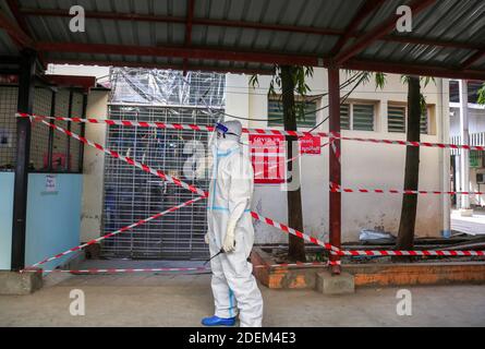 Mandalay, Myanmar. 24 Nov 2020. Un volontario che indossa un dispositivo di protezione personale è visto di fronte al Covid-19 Surgical Isolation Ward.Charitable Minkhaung Search and Rescue Team a Obo Ward, a nord di Mandalay è un'organizzazione di beneficenza che trasporta principalmente pazienti confermati Covid-19. Tutti i membri di questa organizzazione dovevano rimanere in ufficio invece di tornare a casa perché i loro genitori e dintorni non potevano accettarli perché trasportavano i pazienti confermati dal Covid-19. Il caritatevole Minkhaung Search and Rescue Team ha trasformato una media di quasi Foto Stock