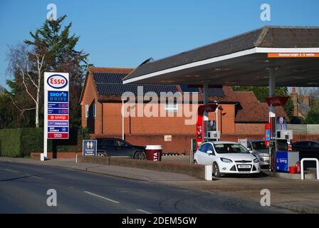 Una stazione di rifornimento di benzina esso a Tenterden a Kent, Inghilterra il 28 novembre 2020. Foto Stock