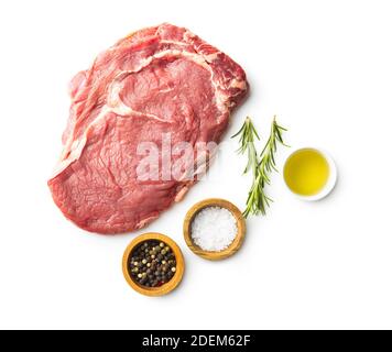 Bistecca di ribeye grezza tagliata isolata su sfondo bianco. Vista dall'alto. Foto Stock