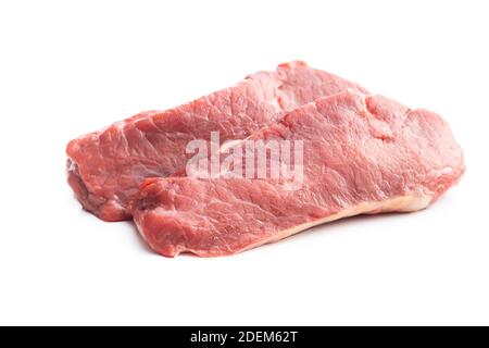 Fette di bistecca di striploin grezzo isolate su sfondo bianco. Foto Stock