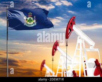 Le piattaforme petrolifere sullo sfondo del cielo colorato e un flagpole con la bandiera dello stato del Maine. Il concetto di produzione di petrolio, minerali, sviluppo di Foto Stock