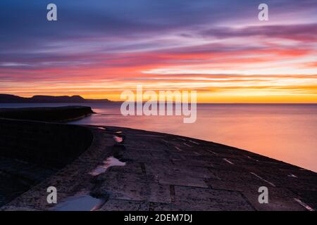 Lyme Regis, Dorset, Regno Unito. 1 dicembre 2020. Regno Unito Meteo: Spettacolari colori dell'alba sulla storica Cobb. Credit: Celia McMahon/Alamy Live News Foto Stock
