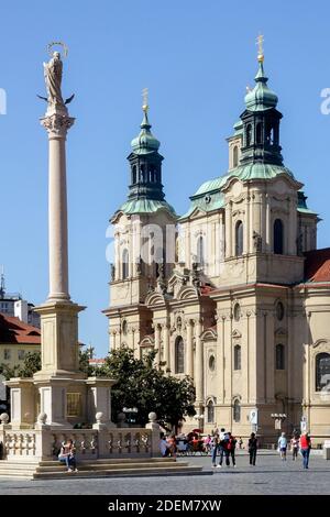 Colonna Mariana sulla Piazza della Città Vecchia Chiesa di San Nicola Praga Foto Stock