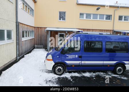 Hildburghausen, Germania. 01 dicembre 2020. Un veicolo dell'Agenzia Federale tedesca per il Soccorso tecnico è parcheggiato nel cortile dell'asilo Werraspatzen. È qui che inizia il test corona rapido per gli alunni, gli insegnanti e i bambini dei centri di assistenza diurna. Misurata in base al numero di abitanti, la regione ha attualmente il più alto numero di nuove infezioni in Germania Credit: Bodo Schackow/dpa-Zentralbild/dpa/Alamy Live News Foto Stock