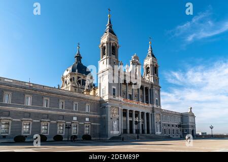 Splendida vista sulla Cattedrale di la Almudena a Madrid cielo blu luminoso Foto Stock