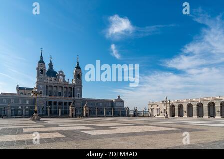 Splendida vista sulla Cattedrale di la Almudena a Madrid cielo blu luminoso Foto Stock