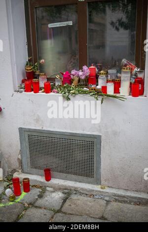 Fiori e candele al memoriale dell'attentato terroristico di Vienna del 2020, Vienna Austria Foto Stock