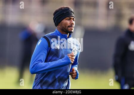 Emmanuel Bonaventure Dennis del Club ha ritratto durante una sessione di allenamento di Il club belga Brugge davanti alla quinta partita di gruppo Dei campioni UEFA Foto Stock