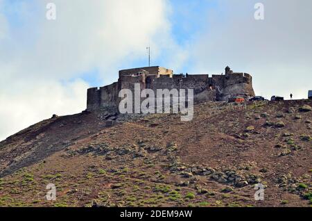 Teguise, Spagna - 17 gennaio 2012: Castillo Santa Barbara - ora include il museo dei pirati, punto di riferimento nel piccolo villaggio di Lanzarote, Isole Canarie Foto Stock