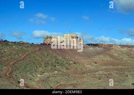 Teguise, Spagna - 17 gennaio 2012: Castillo Santa Barbara - ora include il museo dei pirati, punto di riferimento nel piccolo villaggio di Lanzarote, Isole Canarie Foto Stock