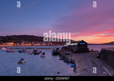 Lyme Regis, Dorset, Regno Unito. 1 dicembre 2020. Regno Unito Meteo: Spettacolari colori alba su Lyme Regis e il Cobb. Credit: Celia McMahon/Alamy Live News Foto Stock