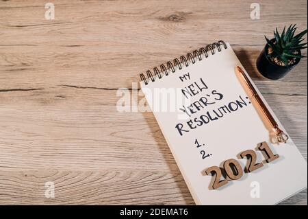 2021 risoluzioni di Capodanno con decorazioni natalizie. Vista dall'alto Foto Stock