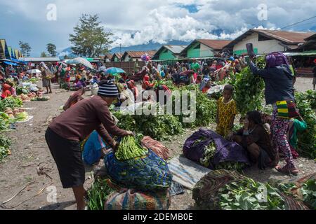 Mercato di un grande mercato alla periferia di Wamena, Papua occidentale, Indonesia. Foto Stock