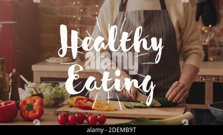 Sfondo creativo con insalata di cottura donna in cucina e sano mangiare lettere Foto Stock