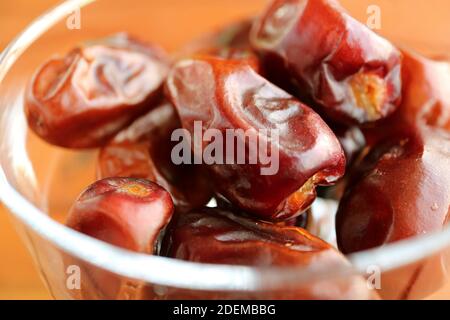 Closeup deliziosi datteri essiccati in un bicchiere Compote Bowl Foto Stock