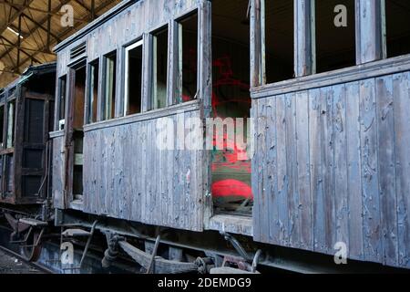 Un primo piano di un vecchio vagone ferroviario in legno in piedi la piattaforma Foto Stock