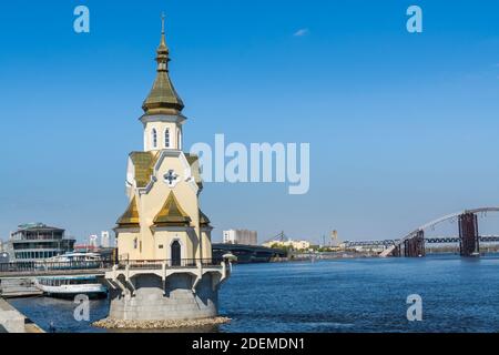 San Nicolas Wondermaker sulla chiesa sull'acqua del fiume Dnieper contro il cielo blu a Kiev, Ukrain. Foto Stock
