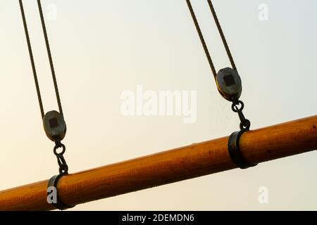 Primo piano di un braccio con pulegge su una vecchia nave alta in legno. Foto di alta qualità Foto Stock