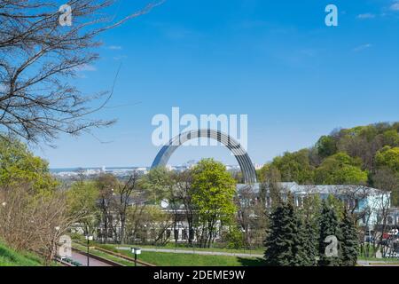 L'Arco dell'amicizia popolare, Monumento alla riunione dell'Ucraina e della Russia a Kiev, vista dalla collina di Volodymyr （Vladimir ） Foto Stock