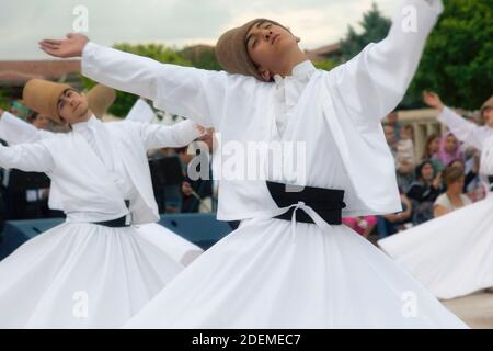 Konya, Provincia di Konya, Turchia. Dervisci vorticoso. L'UNESCO ha proclamato la 'cerimonia Mevlevi Sema' della Turchia (qui vista) tra i capolavori di Foto Stock