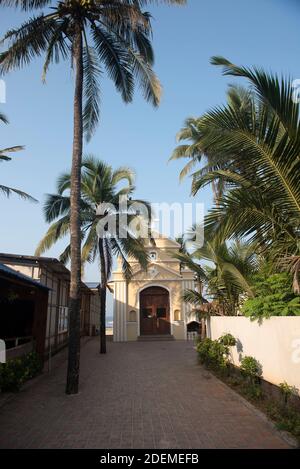 Goa/ India 09 novembre 2020 piccola chiesa circondata da palme Alberi a baga spiaggia Goa Foto Stock