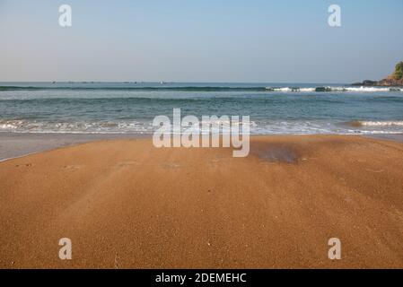 Goa/ India 09 novembre 2020 Spiaggia di sabbia e onde oceaniche A Baga Beach Goa Foto Stock