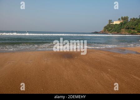 Goa/ India 09 novembre 2020 Spiaggia di sabbia e onde oceaniche A Baga Beach Goa Foto Stock